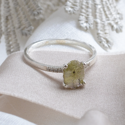 Zlatý zásnubní prsten se salt and pepper diamantem a postranními diamanty AILBHE