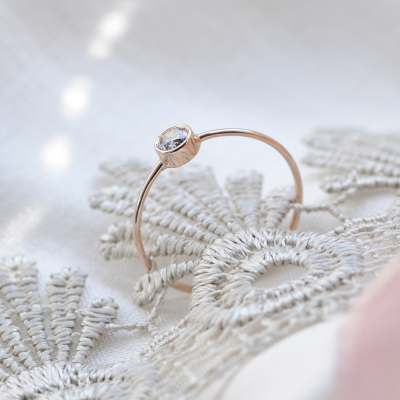 Minimalistický prsten se salt´n´pepper diamantem AINE