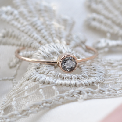 Minimalistický prsten se salt´n´pepper diamantem AINE