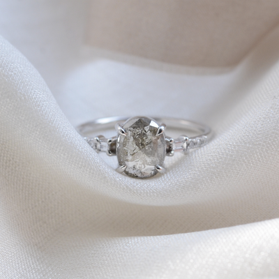 Luxusní zlatý prsten se salt and pepper diamantem a postranními diamanty BRONAGH