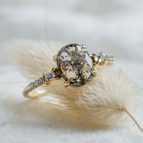Luxusní zlatý prsten se salt and pepper diamantem a postranními diamanty BRONAGH
