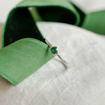 Zlatý minimalistický prsten se smaragdem CARAGH