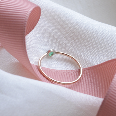 Zlatý minimalistický prsten se smaragdem CARAGH