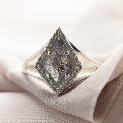 Spectacular kite salt and pepper diamond ring in solid gold CATHAL