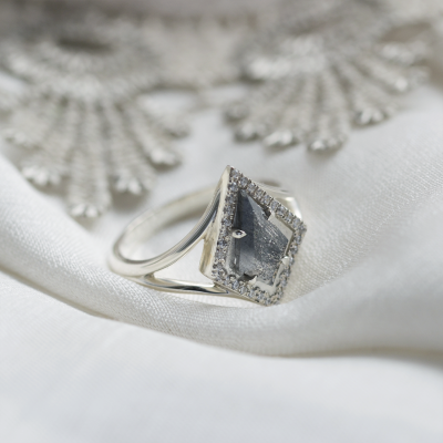 Luxusní zlatý prsten s kite salt and pepper diamantem CATHAL