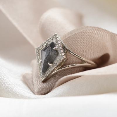 Spectacular kite salt and pepper diamond ring in solid gold CATHAL