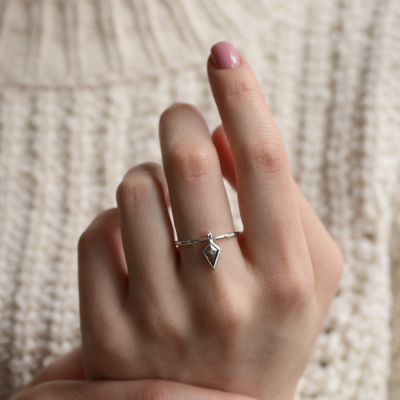 Netradiční prsten s kite salt and pepper diamantem a bílými diamanty CIAN