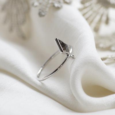 Netradiční prsten s kite salt and pepper diamantem a bílými diamanty CIAN