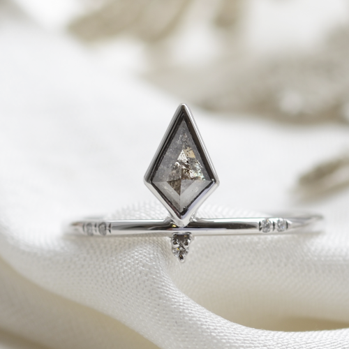 Netradiční prsten s kite salt and pepper diamantem a bílými diamanty CIAN