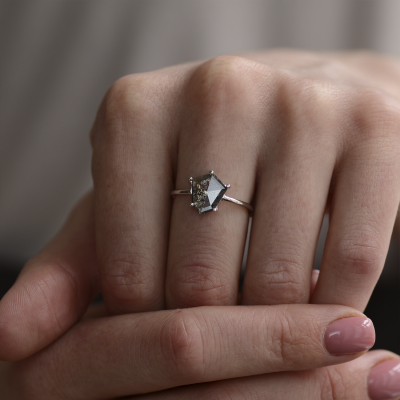 Netradiční prsten se salt´n´pepper diamantem CIARA