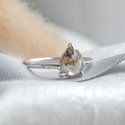 Elegant ring with pear salt and pepper diamond and side diamonds CILLIAN