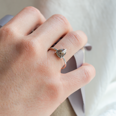 Elegantní prsten s pear salt and pepper diamantem a bílými diamanty CILLIAN