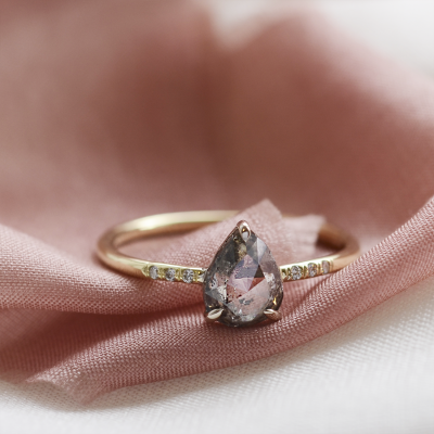 Elegant ring with pear salt and pepper diamond and side diamonds CILLIAN