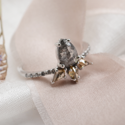 Luxury gold ring with salt´n´pepper and fancy diamonds CROWNIA