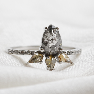 Luxury gold ring with salt´n´pepper and fancy diamonds CROWNIA