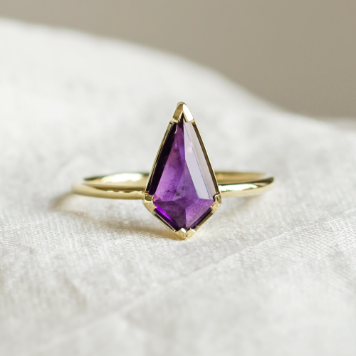 Kite amethyst ring in solid gold DARERCA