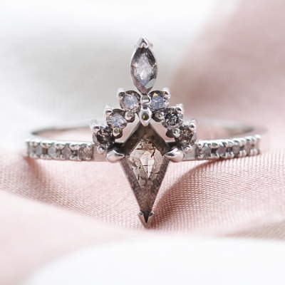 Luxusní cluster prsten ze zlata se salt and pepper diamanty DUBHEASA