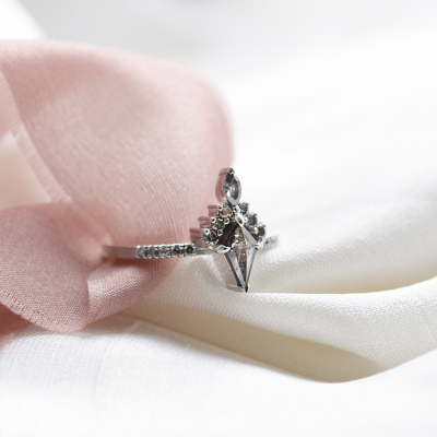 Luxusní cluster prsten ze zlata se salt and pepper diamanty DUBHEASA