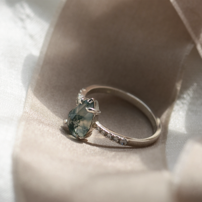 Zlatý prsten s pear mechovým achátem a diamanty EALGA