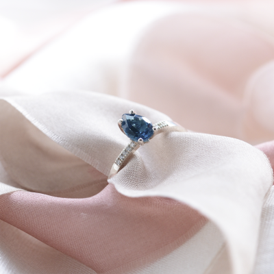 Prsten ze zlata s modrým topazem a diamanty EIMEAR