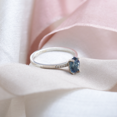 Prsten ze zlata s modrým topazem a diamanty EIMEAR