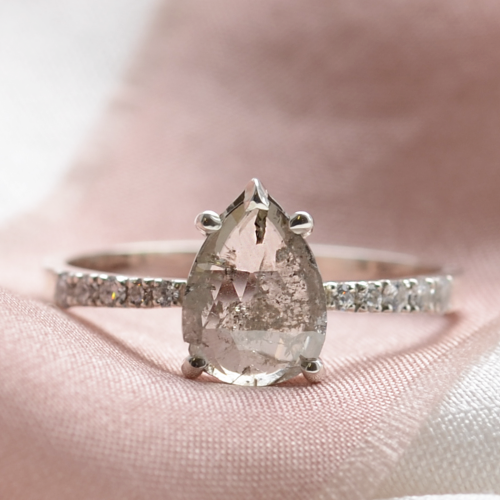 Zlatý vintage prsten se salt and pepper diamantem EIMMEAR