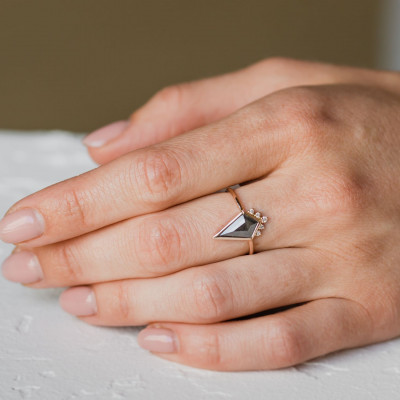 Elegantní prsten s kite salt and pepper diamantem EININ