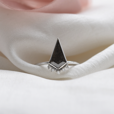 Elegantní prsten s kite salt and pepper diamantem EININ