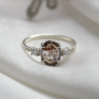 Zlatý vintage prsten se salt and pepper diamanty EITHNE