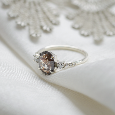 Zlatý vintage prsten se salt and pepper diamanty EITHNE