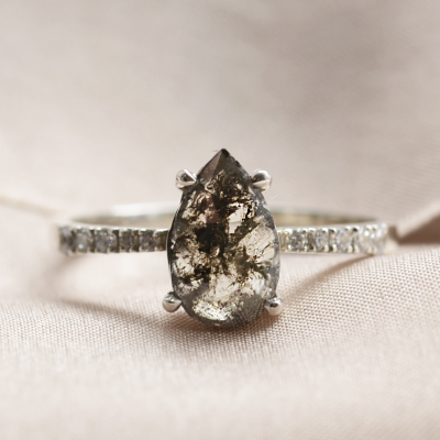Zlatý vintage prsten se salt and pepper diamantem FERGAL