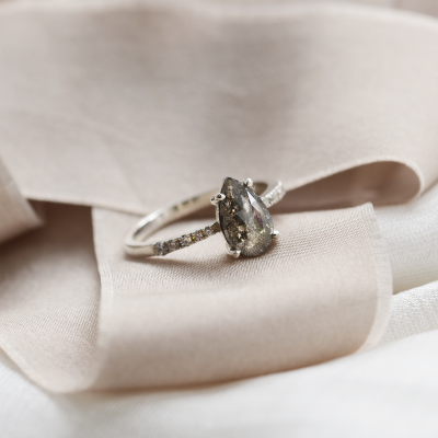 Zlatý vintage prsten se salt and pepper diamantem FERGAL