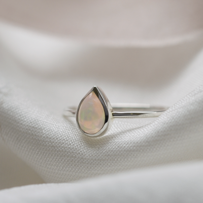 Zlatý prsten s pear bílým opálem FINN