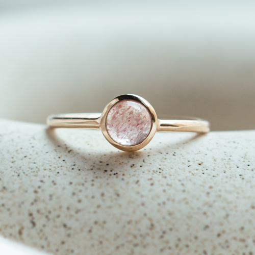 Gold bezel ring with strawberry quartz FRAGOLINA