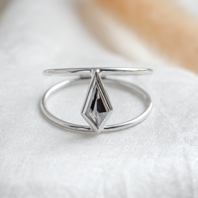 Dvojitý prsten ze zlata se salt´n´pepper diamantem GRAINNE