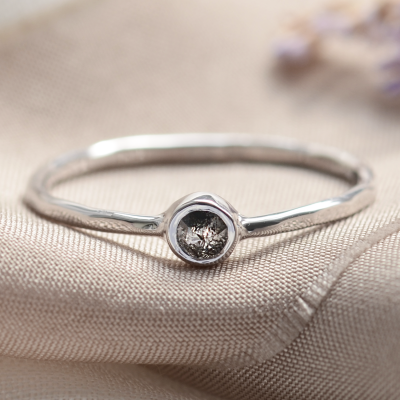 Minimalistický prsten s bezel salt´n´pepper diamantem IONA