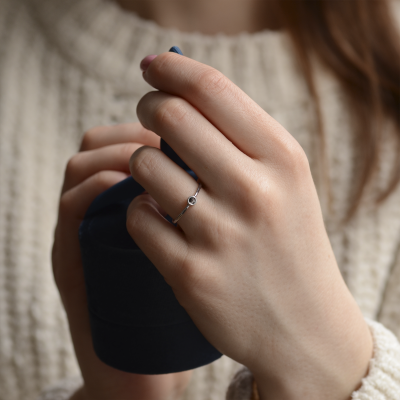 Minimalistický prsten s bezel salt´n´pepper diamantem IONA