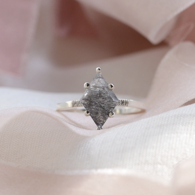 Originální zlatý prsten s rutilovým křišťálem a diamanty MAIREAD