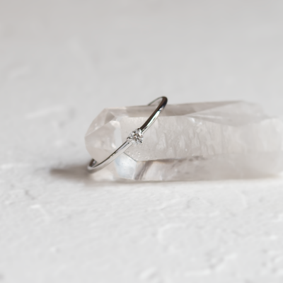Minimalistický zásnubní prsten s diamantem NESSA