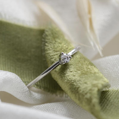 Minimalistický zásnubní prsten s diamantem NESSA