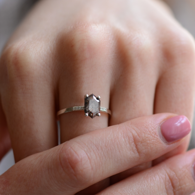 Zlatý prsten se salt´n´pepper diamantem ve tvaru hexagon NIAMH