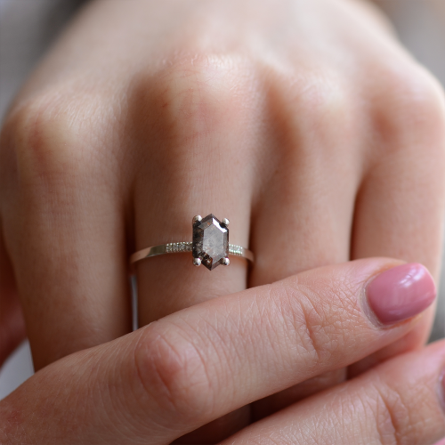 Gold ring with hexagon salt´n´pepper diamond NIAMH