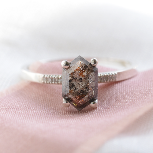 Zlatý prsten se salt´n´pepper diamantem ve tvaru hexagon NIAMH