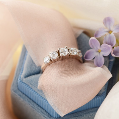 Zlatý zásnubní prsten s pěticí diamantů NICOLAS