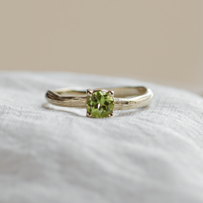 Gold ring in tree bark shape with peridot OLIVE