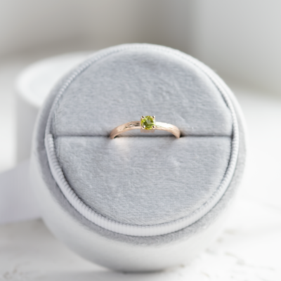 Gold ring in tree bark shape with peridot OLIVE