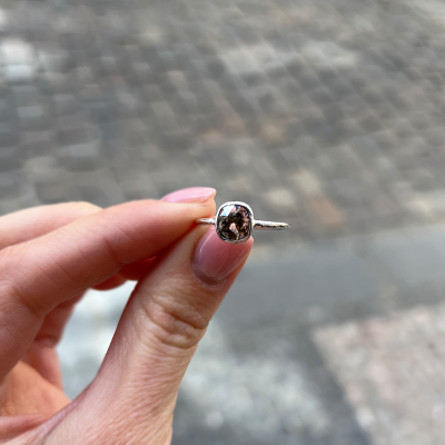Minimalistický prsten s bezel salt and pepper diamantem ORLAITH