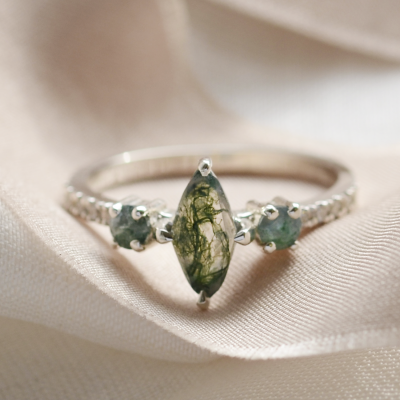 Vintage moss agate ring with side diamonds in solid gold OSCAR