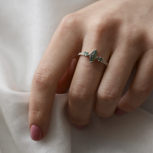 Vintage moss agate ring with side diamonds in solid gold OSCAR