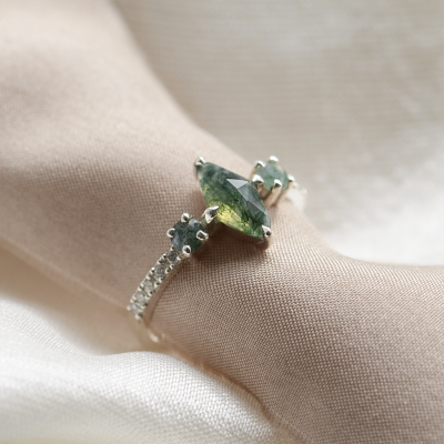 Vintage moss agate ring with side diamonds in solid gold OSCAR